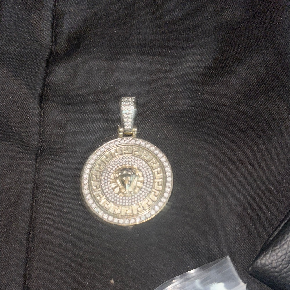 Gld Medusa Pendent - Picture 3 of 6
